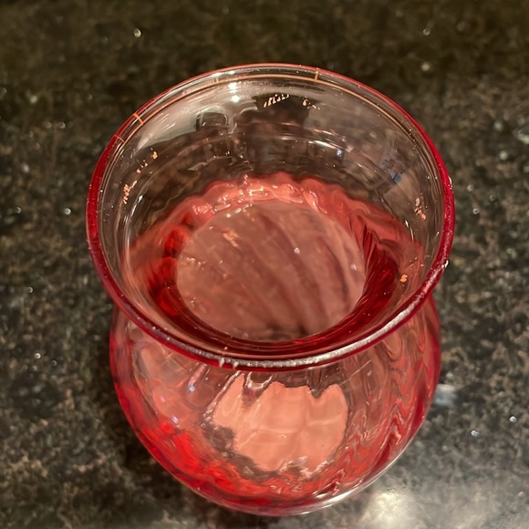 Indiana Glass Made in the USA beautiful pink swirl vase in perfect condition - Picture 3 of 5